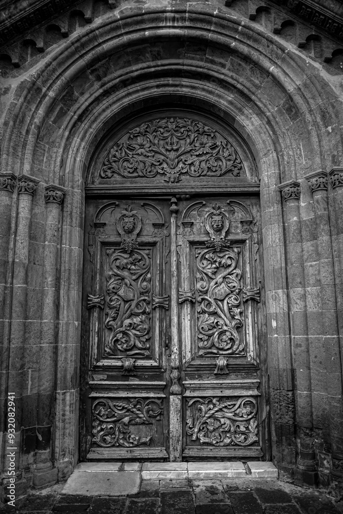 Puerta antigua, arquitectura, piedra tallada, arcos, madera tallada, viejo, enramado, garigoles, flores talladas Puerta antigua, arquitectura, piedra tallada, arcos, madera tallada, viejo, enramado, garigoles, flores talladas