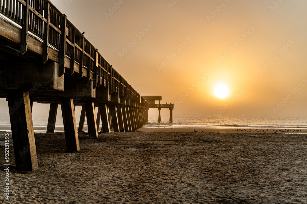 Obraz premium pier at sunrise