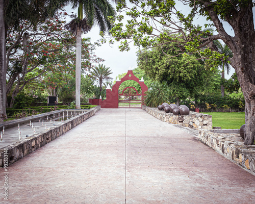 jardin de hacienda antigua en dic soleado photo