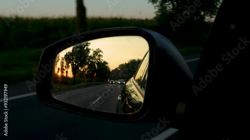 Wschód słońca widziany w lusterku