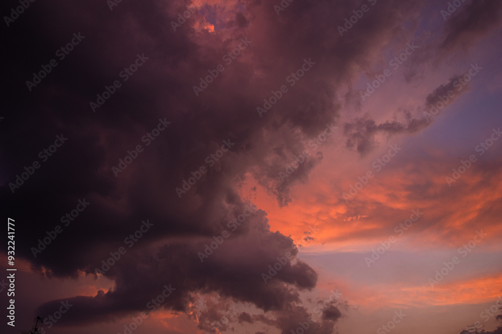 Naklejka premium dramatic colorful sunset sky background