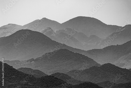 Cadeia de montanhas em preto e branco