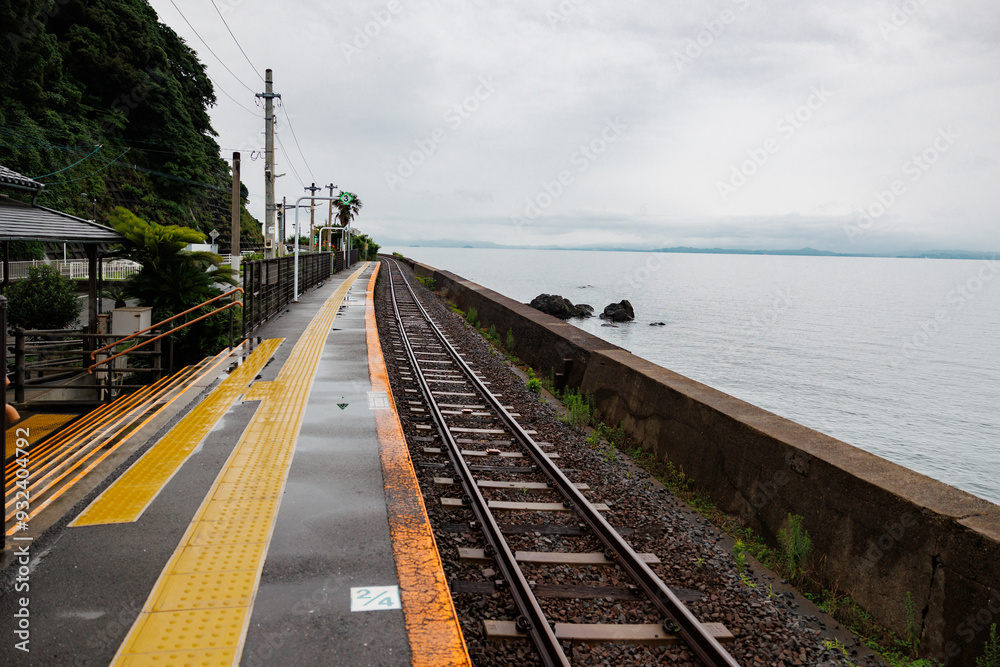 Fototapeta premium 海沿いの静かな駅のホーム