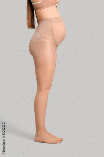 Young pregnant woman in tig...