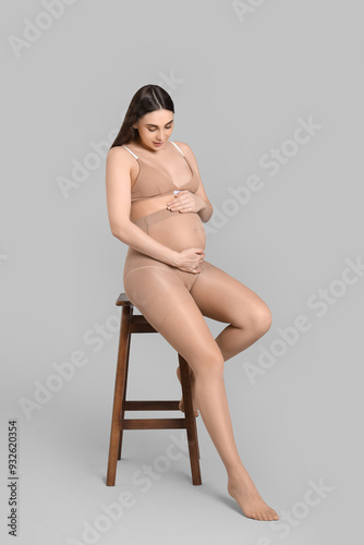 Young pregnant woman in tig...
