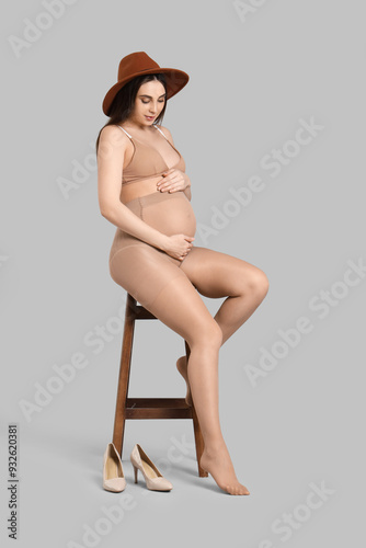 Young pregnant woman in tig...