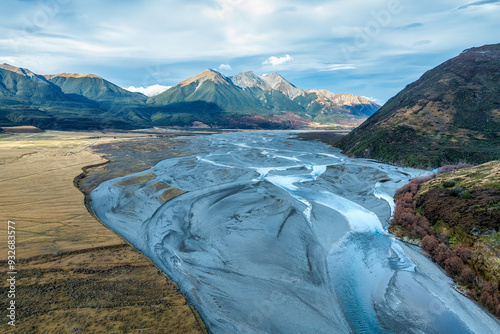 Obraz na płótnie The braided Waimakariri river flowing through the rural Hawdon valley near Arthurs Pass w salonie
