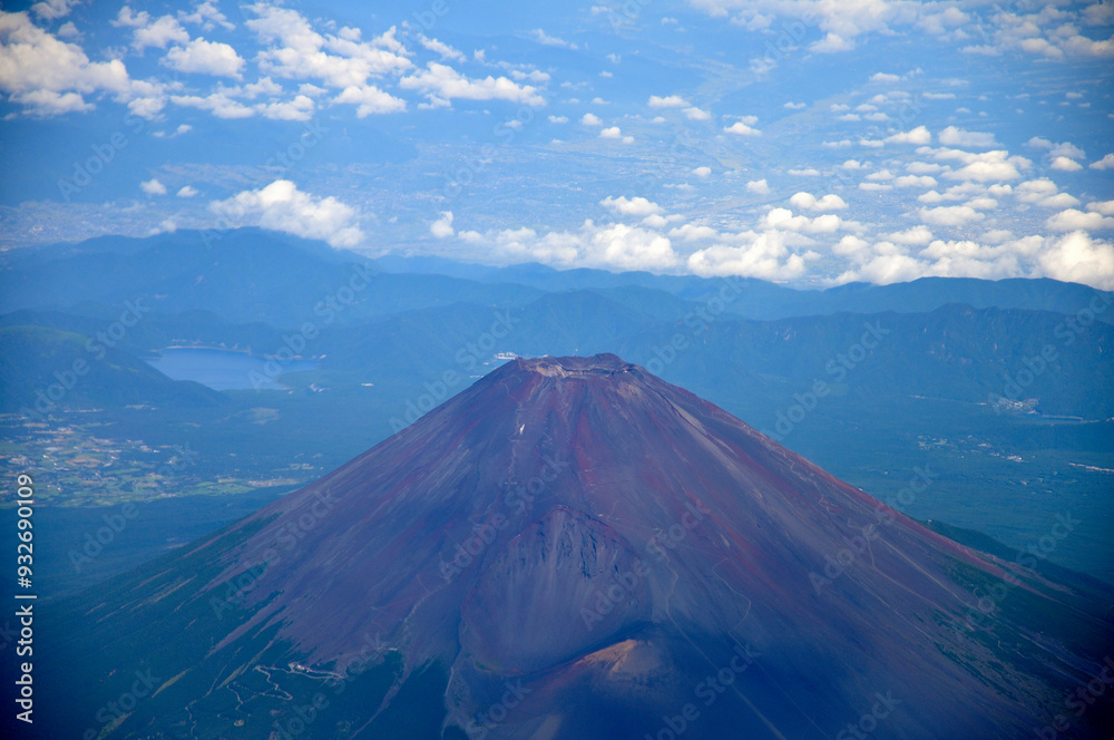 Fototapeta premium 夏の富士山を空撮 日本 Aerial view of Mt. Fuji in summer, Japan
