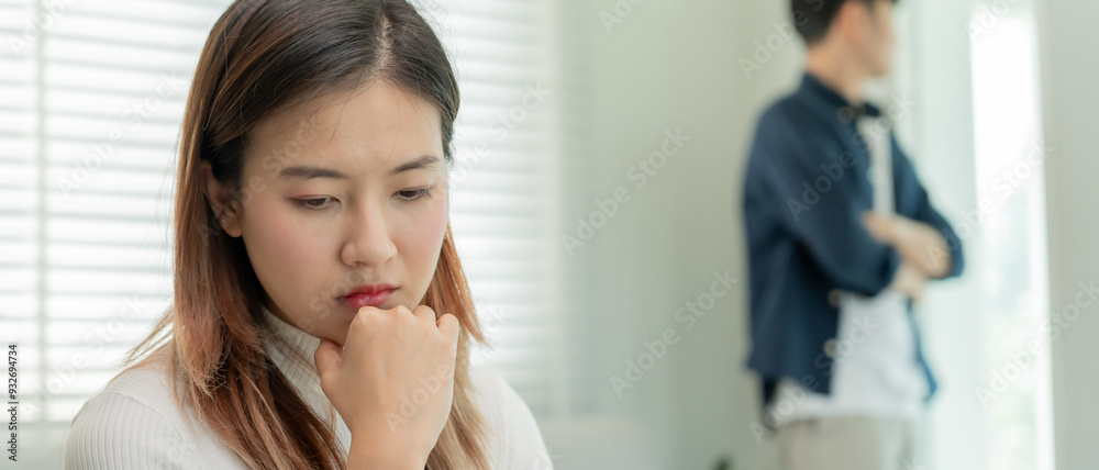 Obraz premium Divorce. Asian couples are desperate and disappointed after marriage. Husband and wife are sad, upset and frustrated after quarrels. distrust, love problems, betrayals. family problem, teenage love.