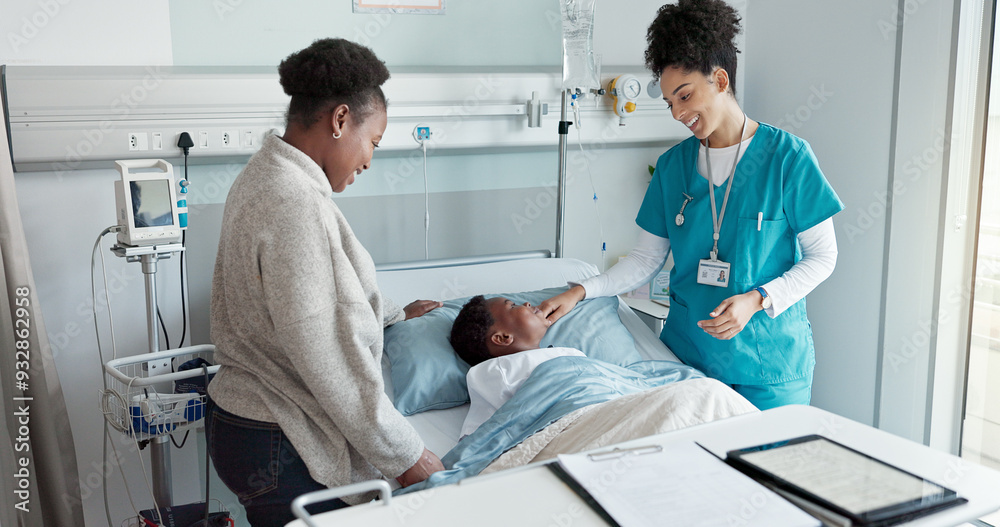 Obraz premium Healthcare, doctor and child in hospital bed with mom, happy and discussion for progress update. Sick kid, mother and specialist in pediatric department for treatment, care and support for wellness