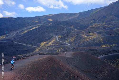 Mountain bike en el Monte Etna: el Parque y el Valle del Bove, Sicilia, Italia.