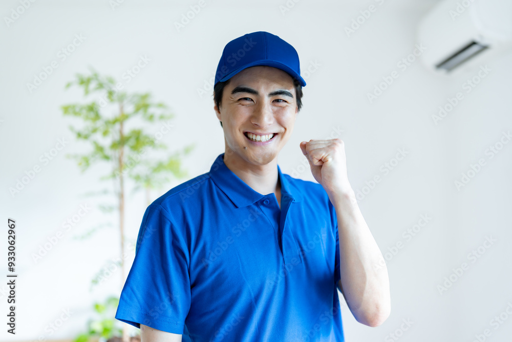 ガッツポーズをする引越し業者の男性