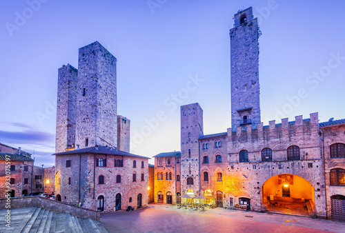 Obraz na płótnie San Gimignano, Tuscany - Italy. Picturesque morning view of famous Piazza del Duomo and medieval towers. w salonie