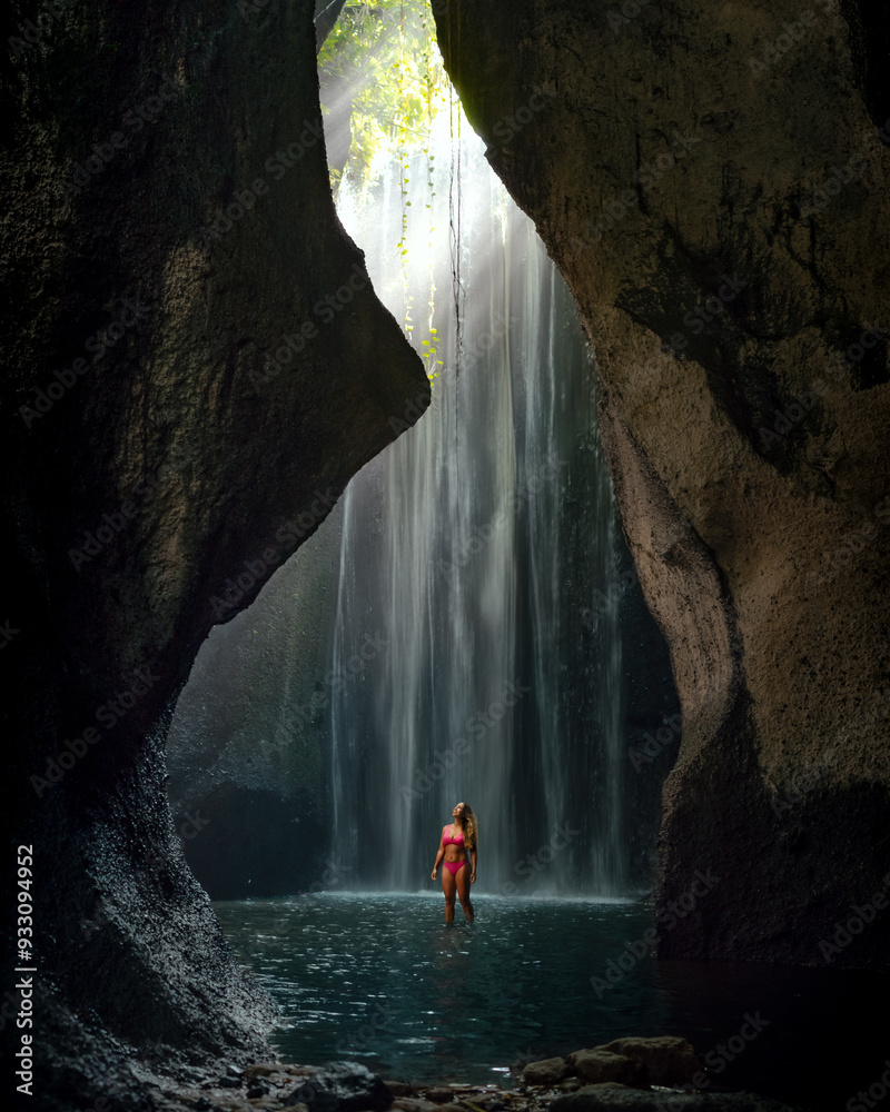 Fototapeta premium Adventurous Traveler at the Enchanting Tukad Cepung Waterfall in Bali