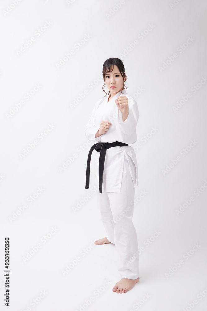 道着を着た若い日本人女性