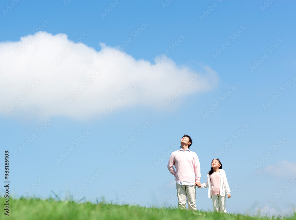 空を見上げる親子 空を見上げる親子