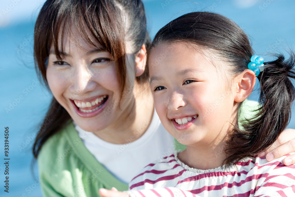 笑顔の母親と娘