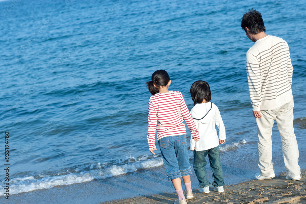 海辺に立つ父親と子供 海辺に立つ父親と子供