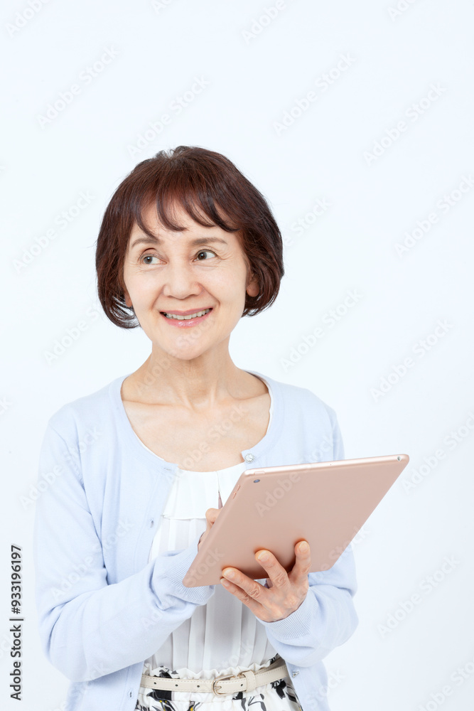 タブレットPCを持つシニア女性