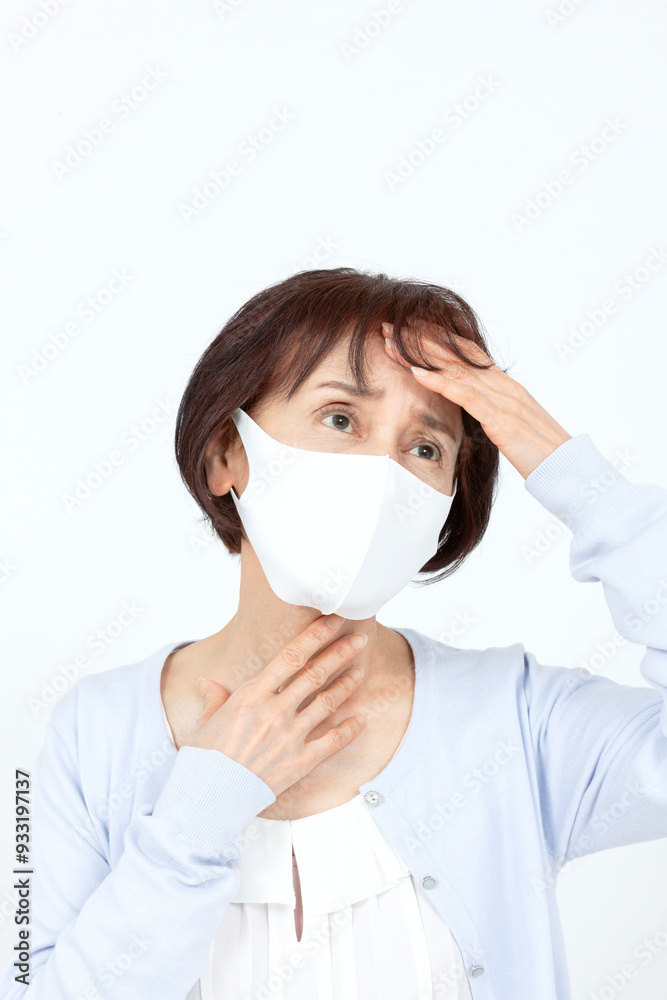 マスクを着けたシニア女性