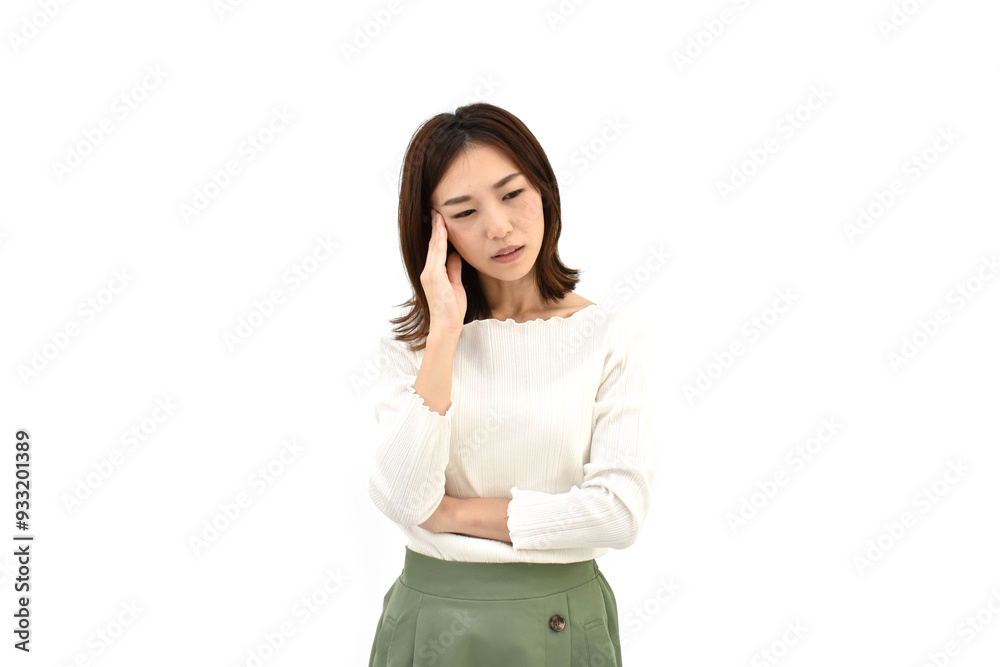 頭を押さえて悩んでいるカジュアルの女性 白背景 頭を押さえて悩んでいるカジュアルの女性 白背景