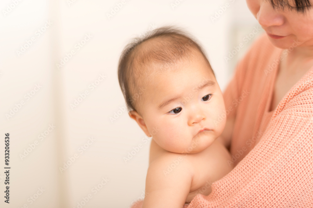 母親に抱かれる赤ちゃん 母親に抱かれる赤ちゃん