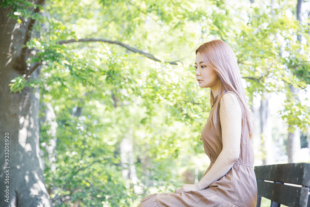 自然の中でリラックスする女性のポートレート写真 自然の中でリラックスする女性のポートレート写真