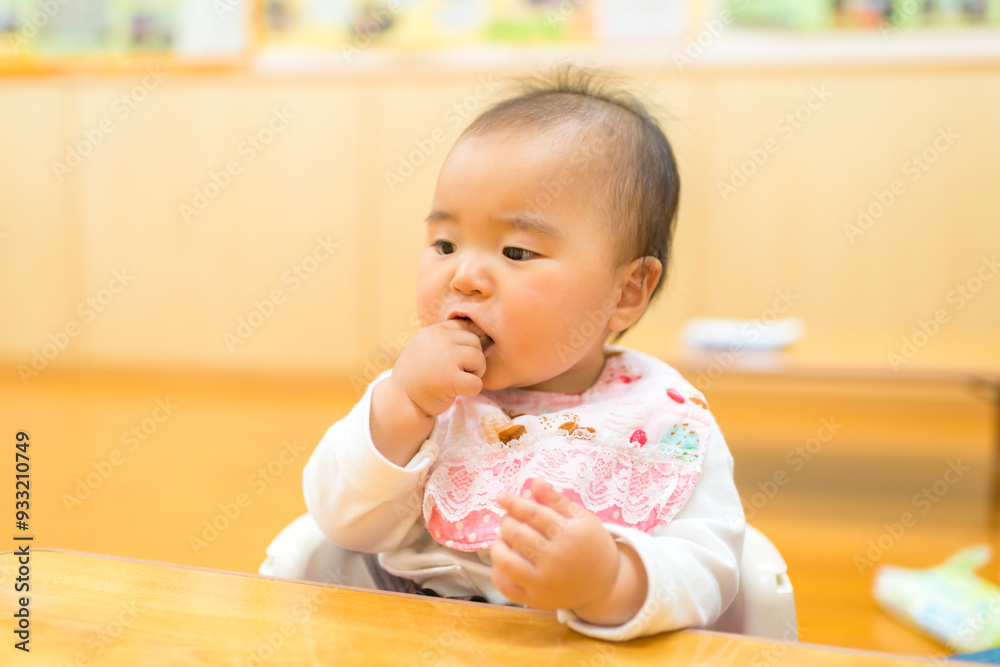 おやつを食べる赤ちゃん おやつを食べる赤ちゃん
