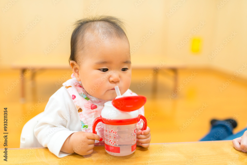 水を飲む赤ちゃん 水を飲む赤ちゃん
