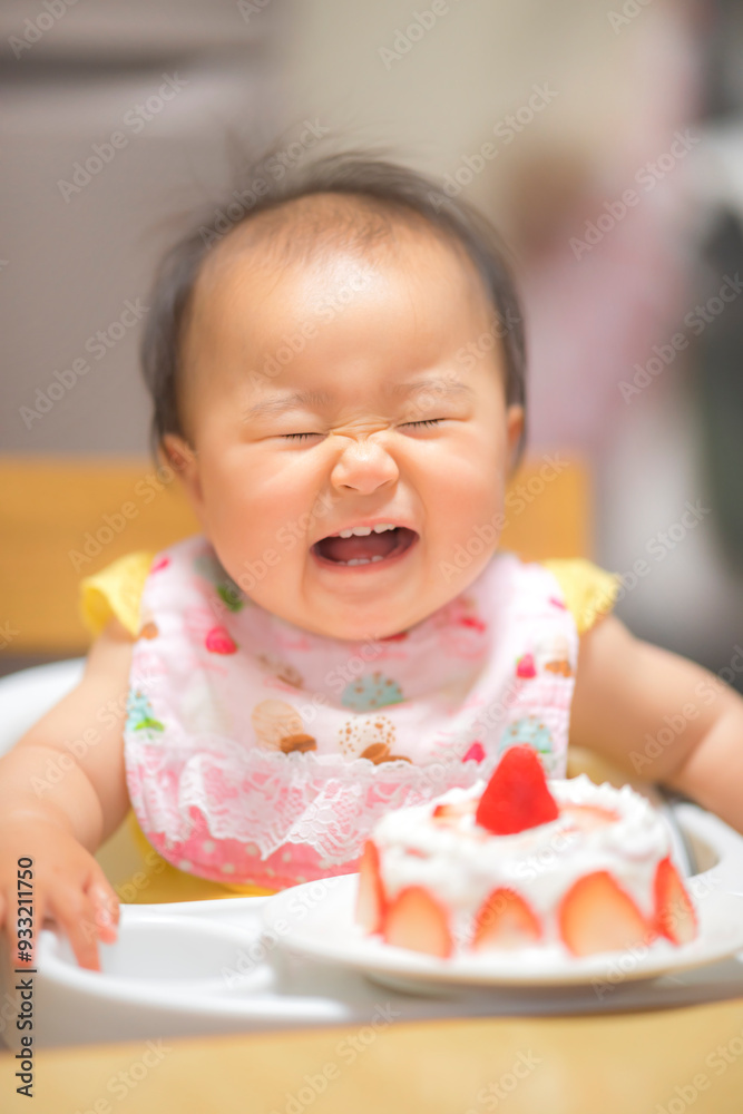 1歳の誕生日ケーキを食べる子供
