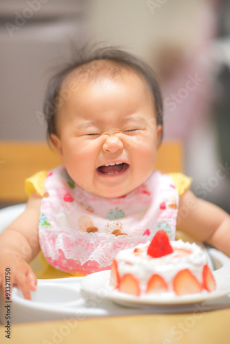 1歳の誕生日ケーキを食べる子供