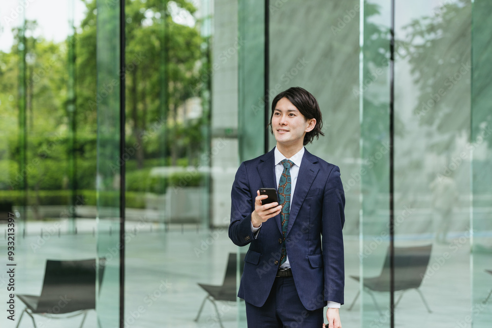 出社する若い男性・マンションのロビー背景・ビジネスイメージ 出社する若い男性・マンションのロビー背景・ビジネスイメージ