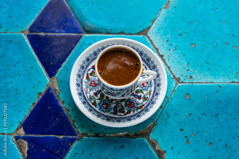 Obraz premium Turkish Coffee Cup and Turkish Delight on the Background of Ottoman Tile Motifs, Eminonu Fatih, Istanbul Turkiye (Turkey)