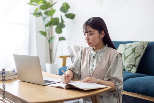 オンライン授業を受けている女性