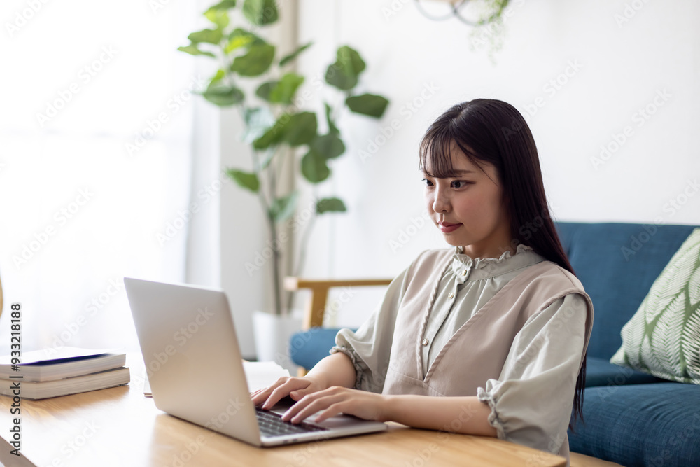 オンライン授業を受けている女性 オンライン授業を受けている女性