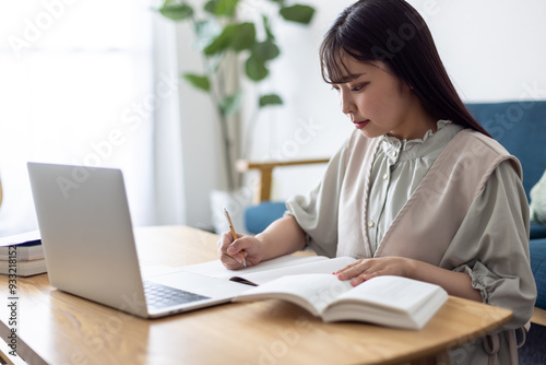 オンライン授業を受けている女性