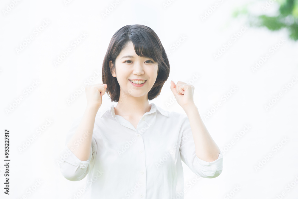ガッツポーズをする若い女性 ガッツポーズをする若い女性