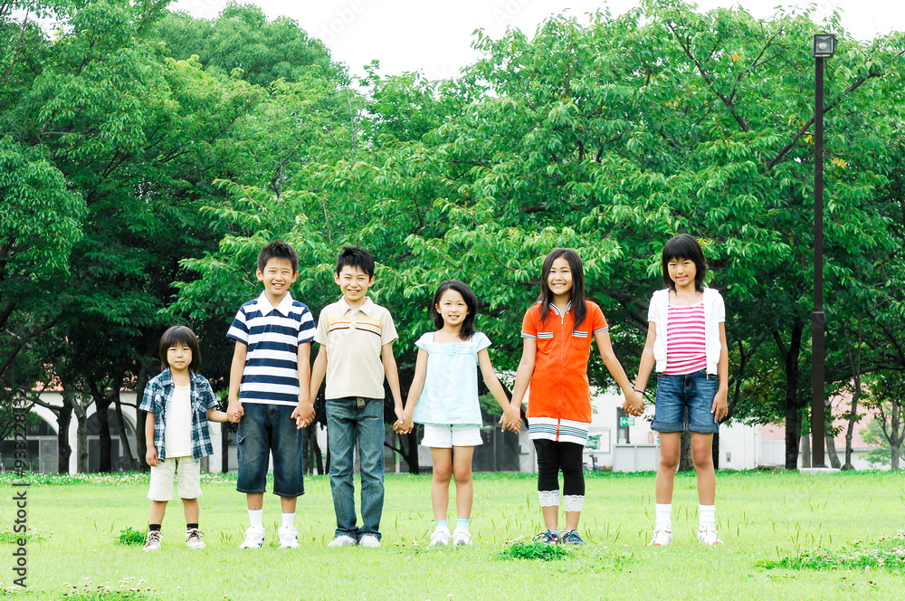 手をつないで立つ子供たち 手をつないで立つ子供たち