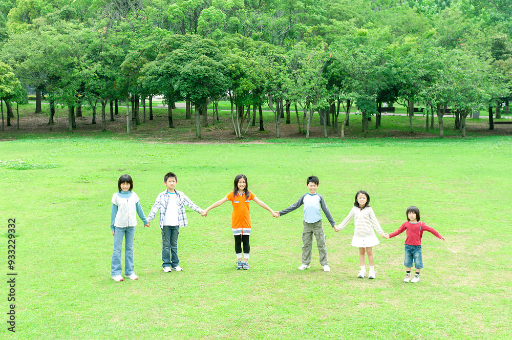 手をつないで立つ子供たち 手をつないで立つ子供たち