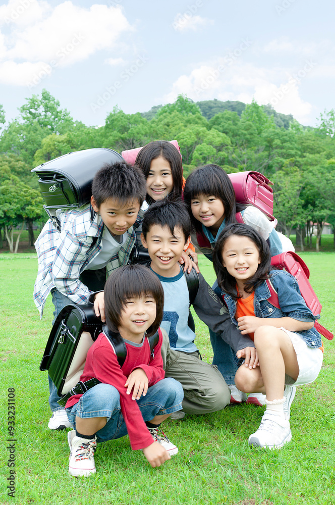 Obraz premium ランドセルを背負って集まる子供たち