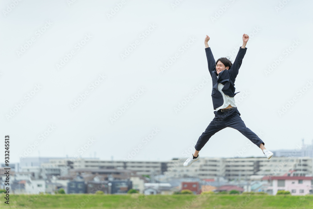 喜びを爆発させる若い男性・大ジャンプ