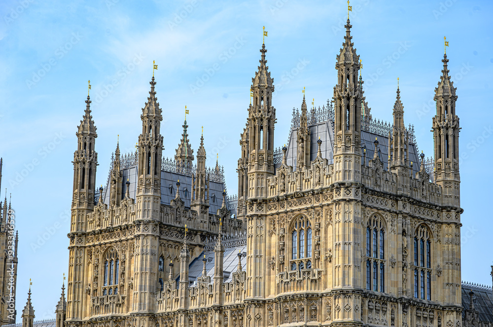 Fototapeta premium Big Ben em Londre, Reino Unido. Dia ensolarado com cores dramáticas e enfaze no vermelho.