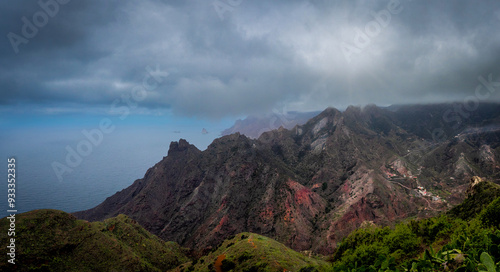 Paisaje Montañoso de Anaga en Tenerife bajo un Cielo Nublado