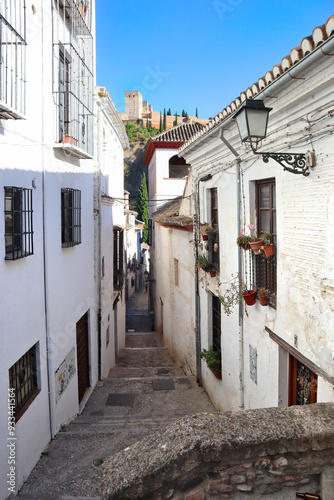 Fototapeta Naklejka Na Ścianę i Meble -  Narrow street oNarrow street of downtown in Granada, Spainf downtown in Granada, Spain