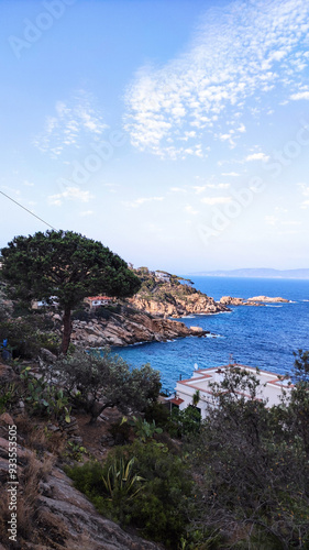 La fotografia cattura le acque cristalline del Mar Tirreno che lambiscono le scogliere rocciose e le calette nascoste, creando un panorama di straordinaria bellezza naturale. photo