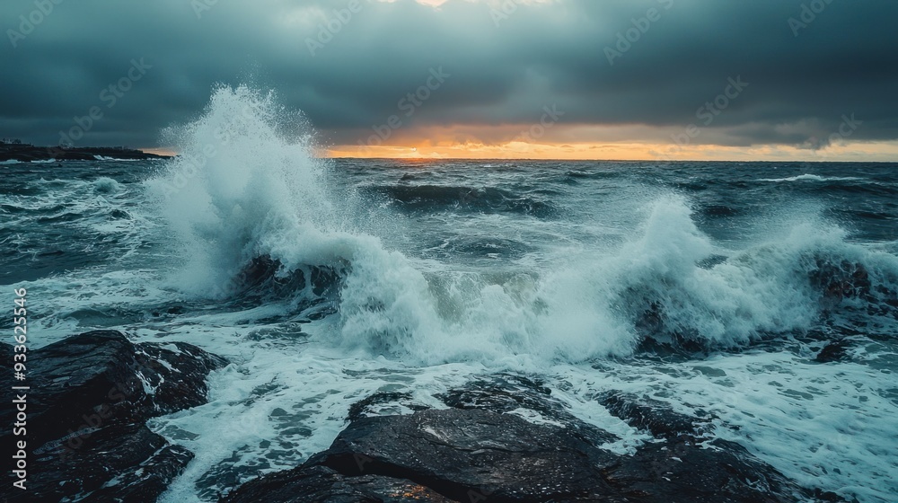 Obraz premium Power of Nature: Dramatic Waves Crashing on Majestic Rocky Coastline