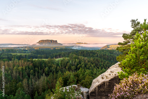 Zum Sonnenaufgang in der Sächsischen Schweiz (Sachsen, Deutschland). Ausblick vom Gamrig (Rathen) - Nebel hüllt sich um den Lilienstein und die Festung Königstein.
