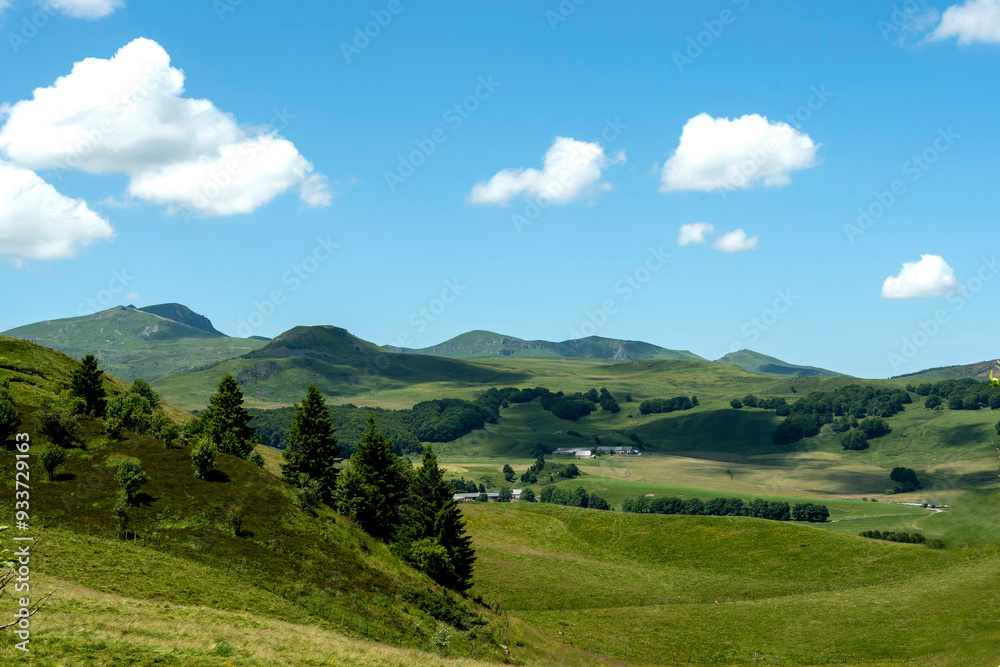 Naklejka premium Vue sur les Monts Dore et le Massif du Sancy dans le Parc Naturel Regional des Volcans d'Auvergne. Puy de Dome;Auvergne-Rhone-Alpes. France