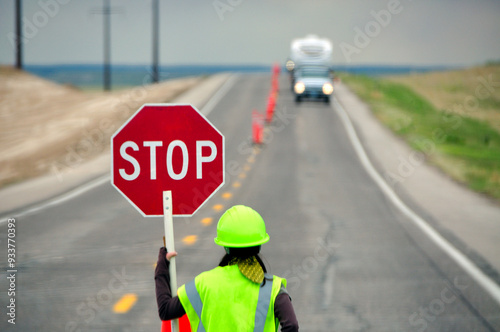 Foto Highway flagman flagwoman stops oncoming highway traffic construction stop sign