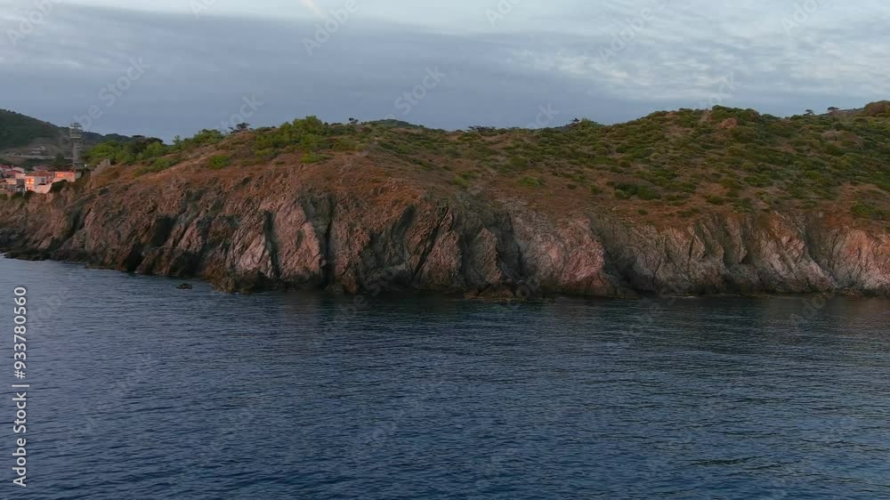 Travelling aérien le long de la cote rocheuse de la Méditerranée au lever de soleil